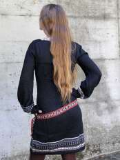 Schwarzes kurzes Alpaka Kleid mit Jacquardmuster, Modell Giuditta.