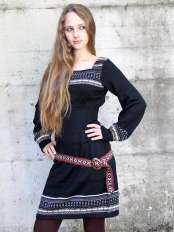 Femme avec robe courte noire en alpaga, manches longues et motif jacquard, modèle Giuditta.