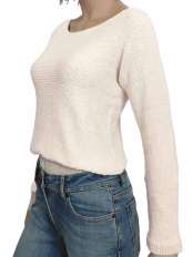 Femme avec pull court blanc naturel en baby alpaga et coton Pima, manches longues, modèle Fiona.